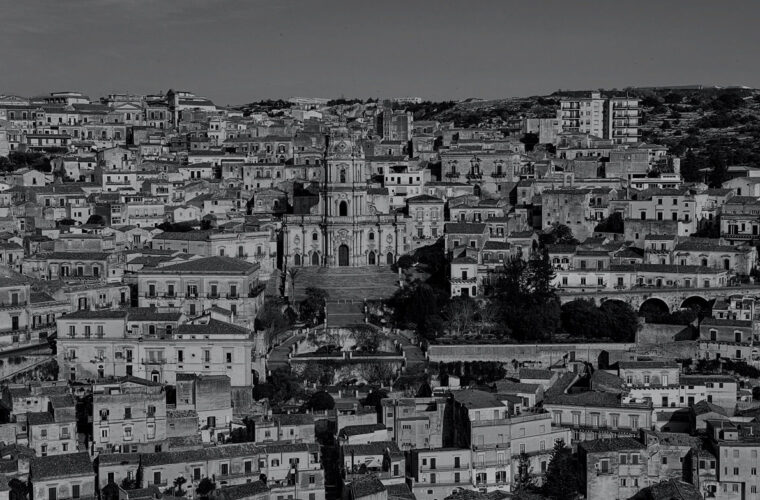 Dall’Antica Dolceria Bonajuto al Belvedere di San Benedetto: 80 gradini per innamorarsi di Modica